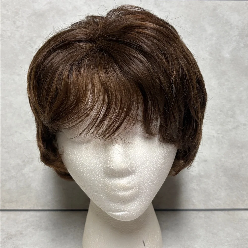 Short Brown Women's Wig - Picture 3 of 13